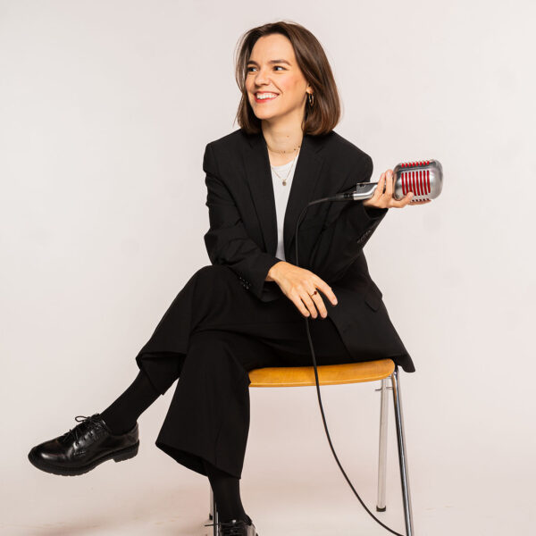 Stine Fischer — Die bezaubernde Sängerin war Mitglied des Jugend-Jazz-Orchester Sachsen und Teil etlichermusikalischer Produktionen. Heute ist sie Frontfrau verschiedener Bands, schreibt eigeneSongs und arbeitet als Gesangs-Pädagogin. Von 2019 bis 2023 war sie im David-Bowie-Stück„Lazarus“ am Schauspiel Leipzig zu sehen und seit 2022 ist sie Teil der Produktion „Rio Reiser-Mein Name ist Mensch“ in der Komödie am Kurfürstendamm in Berlin. Varieté-Erfahrungen sammelte Stine im Winter 2023/24 bei der Show „Pigalle“ und im Frühjahr 2025 bei „Varieté in Bildern-Die Welt von Otto Dix“ im Krystallpalast Leipzig.