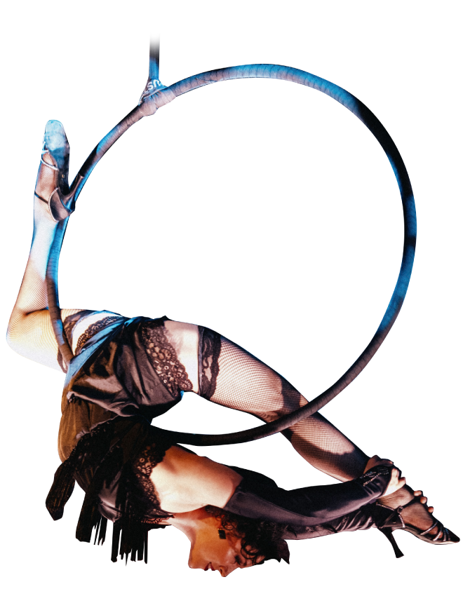 schwebende Artistin mit Reifen